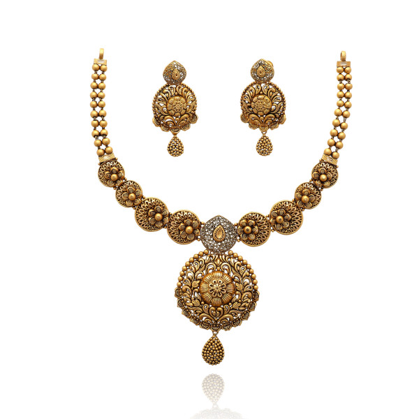 Aaranya Glow Gold Necklace Set